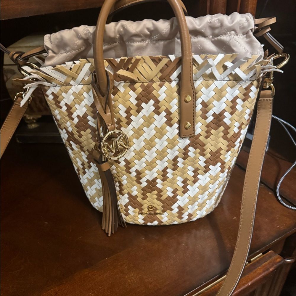 MICHAEL Michael Kors Tan and White Shoulder Bag with Geometric Design